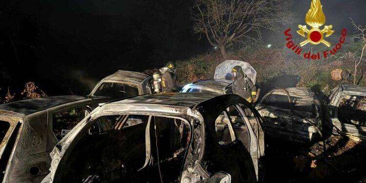 Notte di fuoco a Lodine: distrutte dalle fiamme sei auto