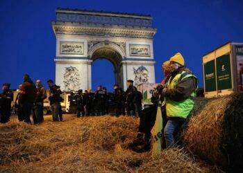 Gli agricoltori francesi protestano all’Arco di Trionfo. Tredici fermati