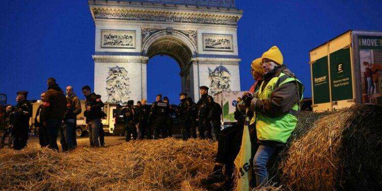 Gli agricoltori francesi protestano all’Arco di Trionfo. Tredici fermati
