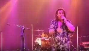 “Assurdo, non va un ca…”. E Gianluca Grignani lascia il palco durante l’esibizione