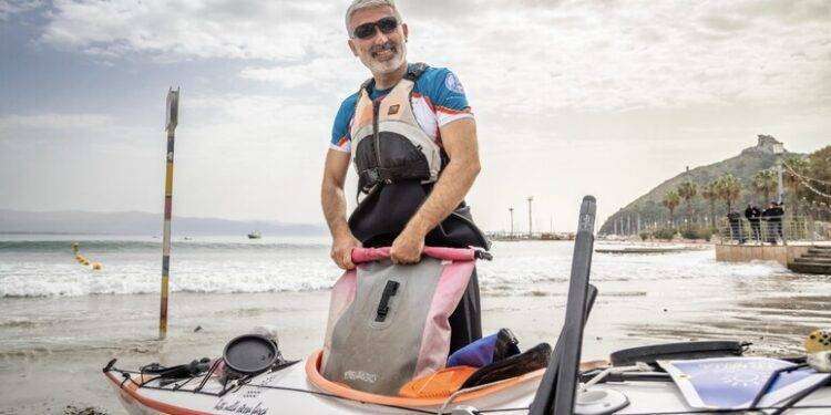 In kayak circumnavigando la Sardegna nel segno dell’ambiente