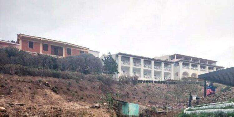 Lavori non autorizzati a Rena Bianca, a giudizio titolare hotel