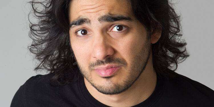 Sale altissima la febbre a Sassari per l’arrivo del comico Max Angioni