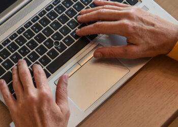 Negli enti locali le laureate sono il doppio dei maschi, ma le dirigenti sono solo il 41%