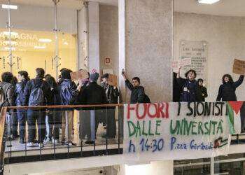 Protesta degli studenti, salta il dibattito con Molinari all’Università Federico II a Napoli