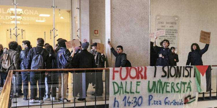 Protesta degli studenti, salta il dibattito con Molinari all’Università Federico II a Napoli