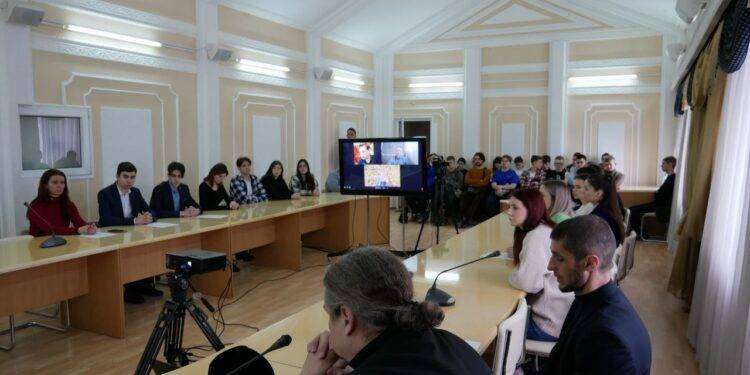 Donbass, a Lugansk tavola rotonda internazionale: “I valori tradizionali nel mondo moderno”