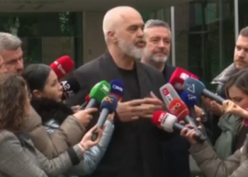 Il premier albanese Edi Rama spintona una giornalista che gli fa una domanda scomoda sul genero di Trump