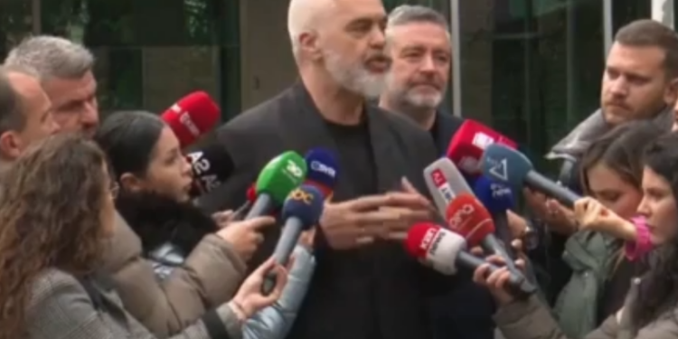 Il premier albanese Edi Rama spintona una giornalista che gli fa una domanda scomoda sul genero di Trump