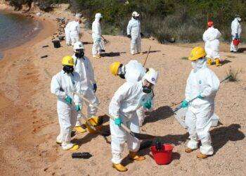 Un’esercitazione antinquinamento nelle acque de a  La Maddalena