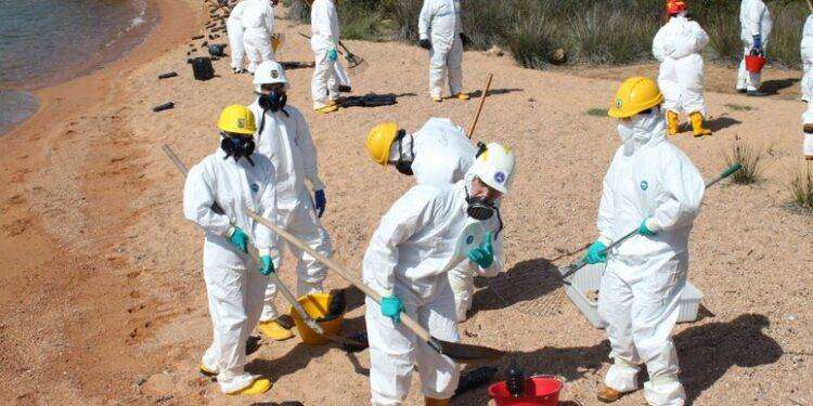 Un’esercitazione antinquinamento nelle acque de a La Maddalena