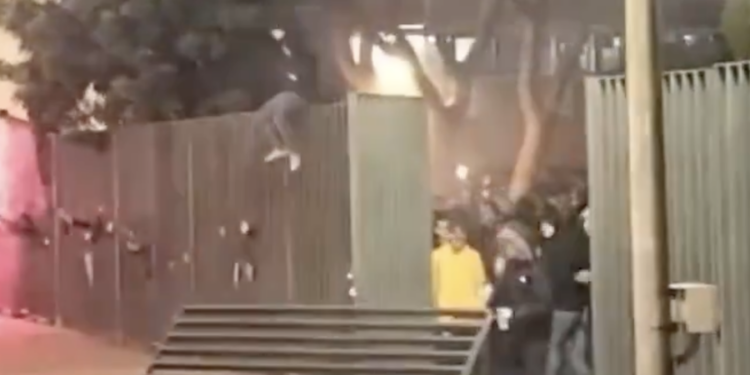 Barcellona-Napoli, scontri all’esterno dello stadio tra tifosi e polizia