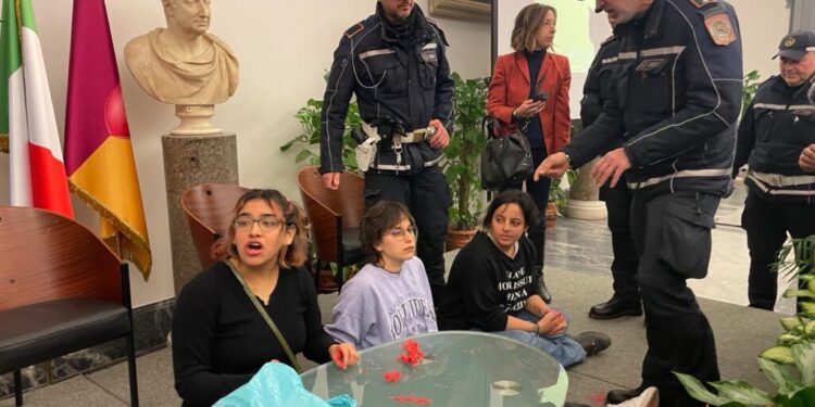 “Bruciamo tutto” irrompe in Campidoglio per chiedere un reddito di liberazione