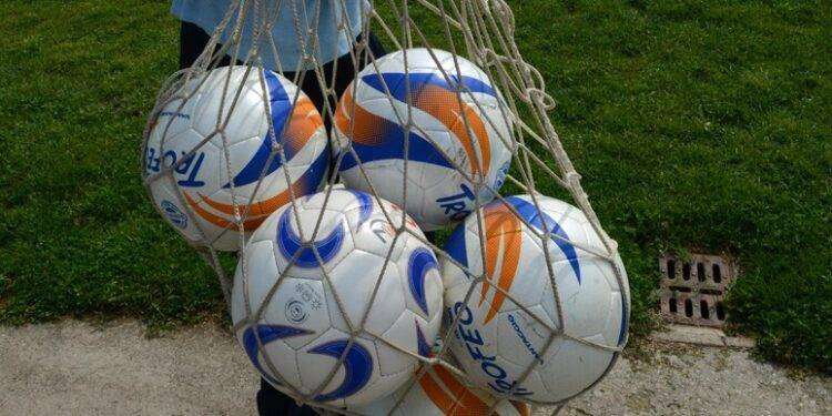 Tira una testata all’allenatore del figlio, 5 anni di daspo