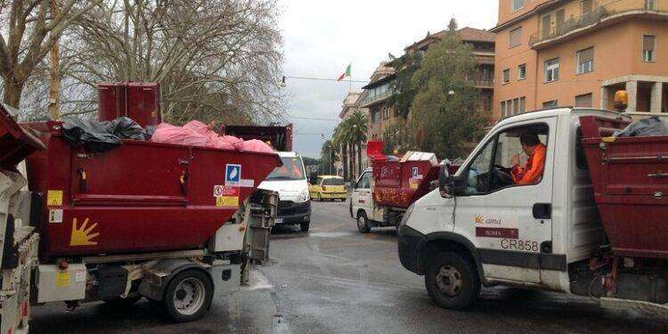 Cade dal compattatore durante raccolta rifiuti e muore