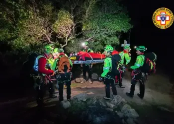 Cade sul sentiero per Piscina Irgas: il Soccorso Alpino in azione per ore