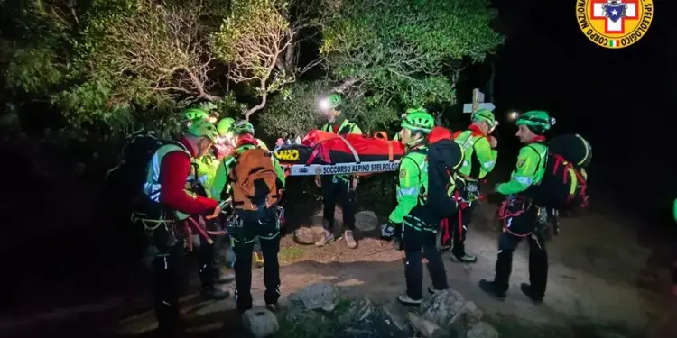Cade sul sentiero per Piscina Irgas: il Soccorso Alpino in azione per ore