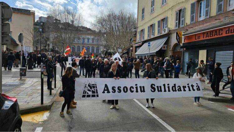Corsica, migliaia in corteo contro la repressione della polizia francese