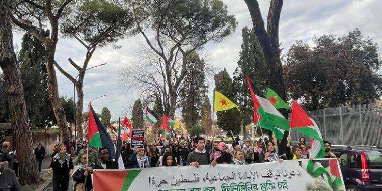 ‘Palestina libera’ e ‘Casa mia’ di Ghali al corteo a Roma