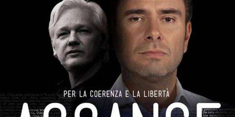 Alessandro Di Battista porta Julian Assange a teatro: ecco le date
