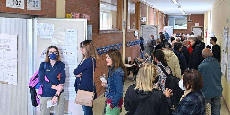 Abruzzo, urne aperte fino alle 23.00