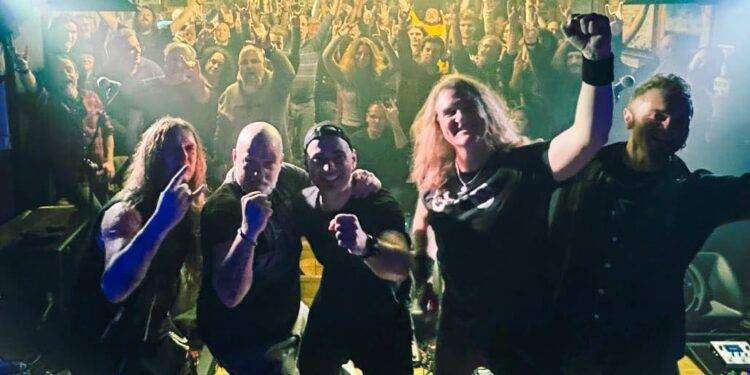 David Ellefson con il suo Bass Warrior Tour al Fabrik, il pubblico in estati canta a squarciagola