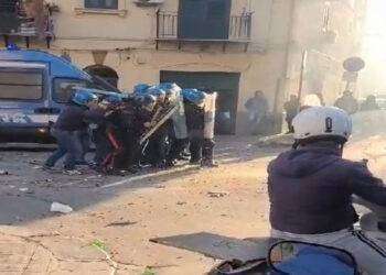 A Palermo guerriglia per vampe san Giuseppe, tre agenti feriti