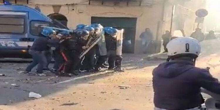 A Palermo guerriglia per vampe san Giuseppe, tre agenti feriti