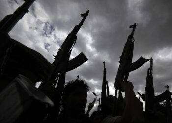 Houthi colpiscono portacontainer Msc, fuoco a bordo