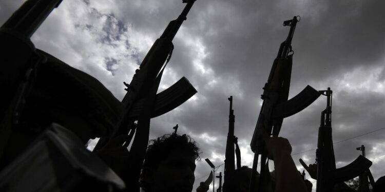 Houthi colpiscono portacontainer Msc, fuoco a bordo