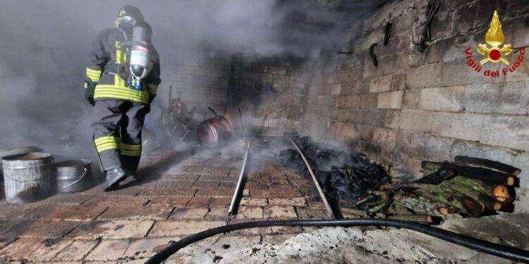 Onanì, incendio deposito attrezzi: intervengono i Vigili del fuoco