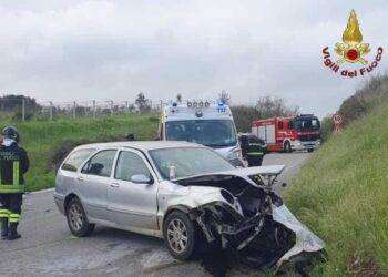 Scontro fra 3 auto sulla Pontina, muore una bimba