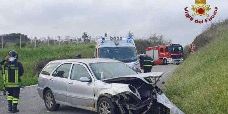Scontro fra 3 auto sulla Pontina, muore una bimba