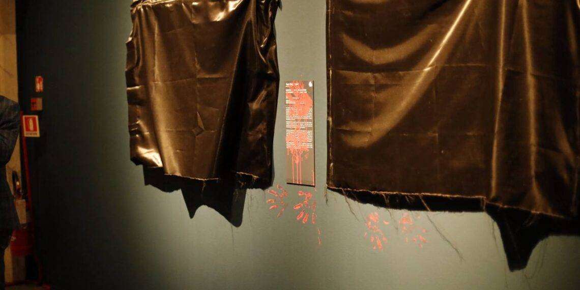 ‘Bruciamo tutto’, teli neri su quadri Tassi in mostra Artemisia