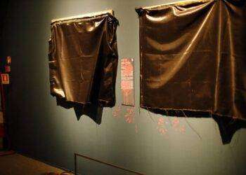 ‘Bruciamo tutto’, teli neri su quadri Tassi in mostra Artemisia