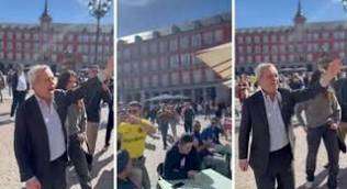 Enrico Mentana beccato in centro a Madrid a cantare con i tifosi dell’Inter