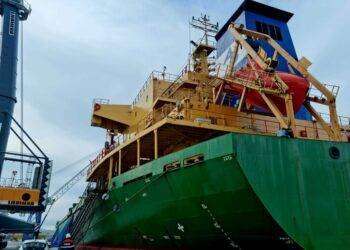 Mercantile fermato in porto a Oristano per gravi irregolarità