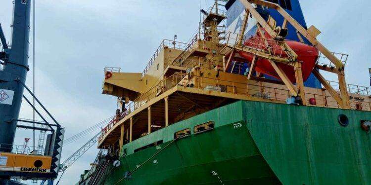 Mercantile fermato in porto a Oristano per gravi irregolarità