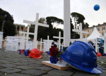Operaio cade nel vuoto e muore in un cantiere nel Bresciano