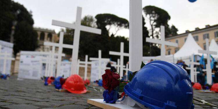 Operaio cade nel vuoto e muore in un cantiere nel Bresciano