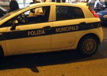 Multa ad un ex operaio della Gkn, la vigilessa paga per lui