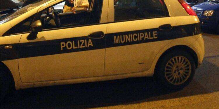 Multa ad un ex operaio della Gkn, la vigilessa paga per lui