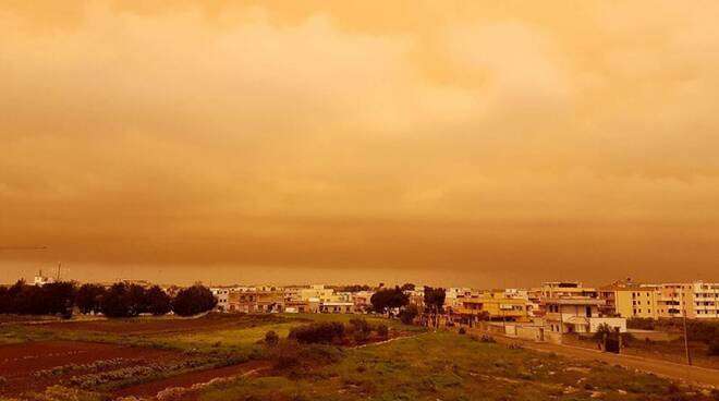 Una gigantesca nube di polveri sahariane nel cielo della Sardegna