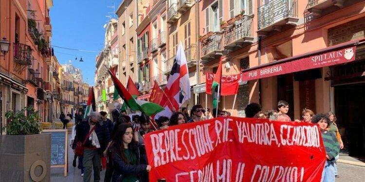 Studenti in piazza a Cagliari contro riforma e pro Palestina