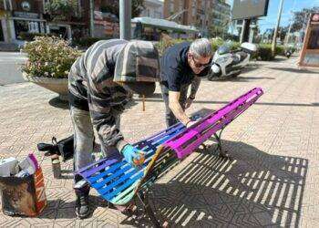 Cinque panchine contro il razzismo in viale Colombo a Quartu