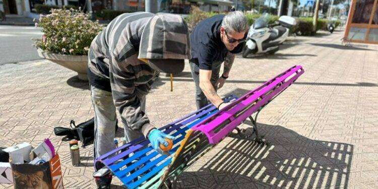 Cinque panchine contro il razzismo in viale Colombo a Quartu