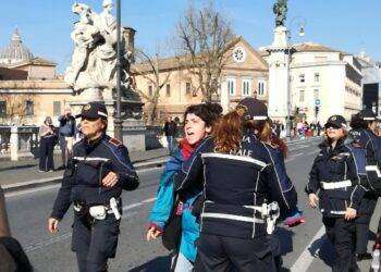 Ultima Generazione, Roma: interrotta la maratona a Ponte Vittorio Emanuele