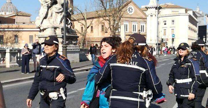 Ultima Generazione, Roma: interrotta la maratona a Ponte Vittorio Emanuele