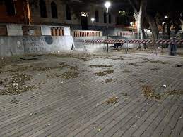 Cagliari, il Comune abbandona piazza Garibaldi: pavimento divelto e transenne abbandonate