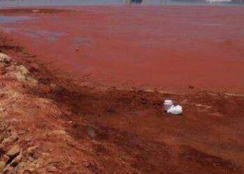 Fanghi rossi scarti di miniere invadono spiaggia di Piscinas